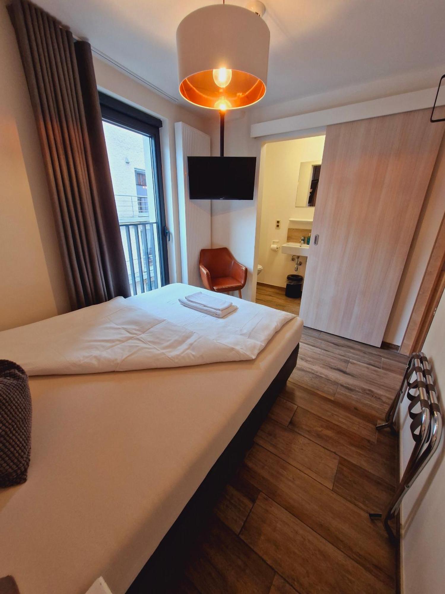Hotel Ladeuze Лёвен Номер фото